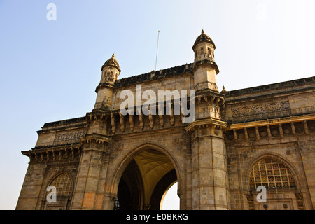 Tor von Indien, Appollo Bunder, Square, Touristen, Schulkinder in bunten Saris, Promenade, Fährhafen, Bombay, Mumbai, Indien Stockfoto