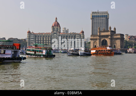 Blick auf das Taj Mahal Hotel, Gate of India, Harbour Front Bay, Schiffe ankern warten auf Einreise, Bombay, Mumbai, Indien Stockfoto