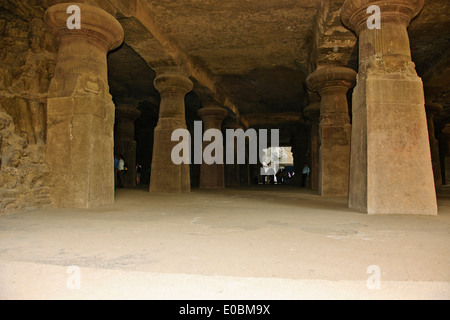 Elephanta Island, Felszeichnungen, Tempel, Schreine, viel zerstört von den Portugiesen, Kinder Schule Ausflug, Bombay, Mumbai, Indien Stockfoto