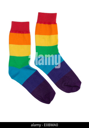 Paar fröhlich bunten gestreiften Socken. Isolieren Sie auf weiß. Stockfoto