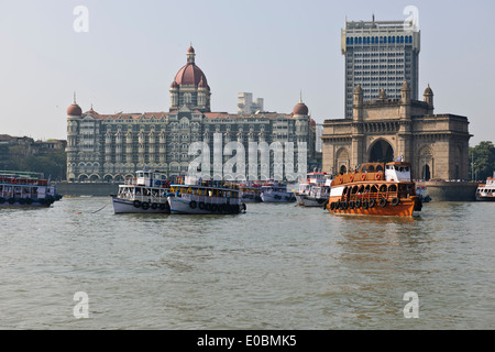 Blick auf das Taj Mahal Hotel, Gate of India, Harbour Front Bay, Schiffe ankern warten auf Einreise, Bombay, Mumbai, Indien Stockfoto