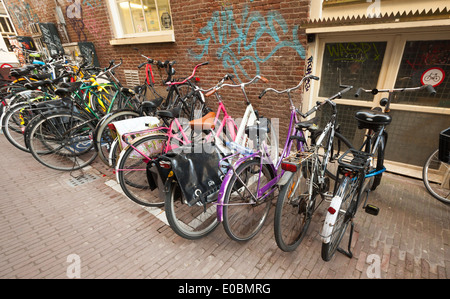 AMSTERDAM, Niederlande - 19. März 2014: Verschiedene Fahrräder Stand auf einem Parkplatz in Amsterdam Stockfoto