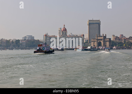 Blick auf das Taj Mahal Hotel, Gate of India, Harbour Front Bay, Schiffe ankern warten auf Einreise, Bombay, Mumbai, Indien Stockfoto