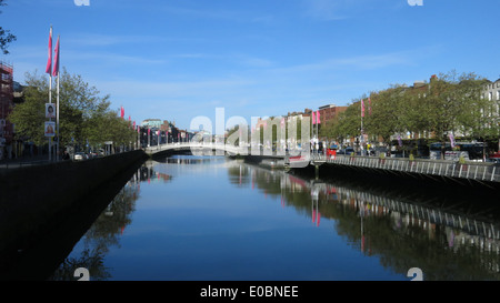 Der Fluss Liffey im Stadtzentrum von Dublin mit rosa Flaggen während der Aufbau der hosting-Radrundfahrt Giro d ' Italia. Stockfoto