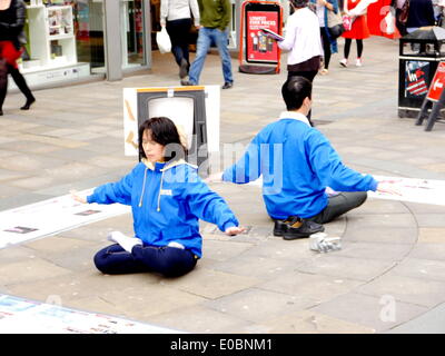 Newcastle Upon Tyne, UK. 8.. Mai 2014.  Unterstützer der Bühne friedlichen Meditation Protest gegen die Verfolgung von Falun Gong durch die chinesische Regierung. Bildnachweis: Victor W. Adams/Alamy Live-Nachrichten Stockfoto