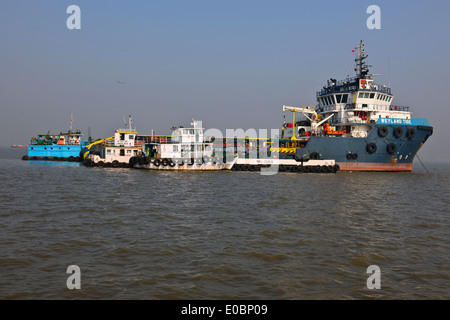 Blick auf das Taj Mahal Hotel, Gate of India, Harbour Front Bay, Schiffe ankern warten auf Einreise, Bombay, Mumbai, Indien Stockfoto