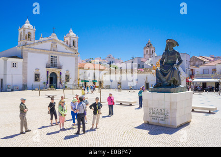 Touristen in Praça Infante Dom Henrique Santa Maria Kirche Lagos Algarve Portugal EU Europa Stockfoto