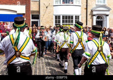 Der lange Mann Morris Männer führen In der Fußgängerzone, Lewes, Sussex, England (Maifeiertag 2014) Stockfoto