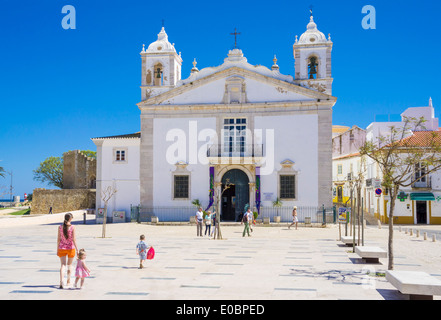 Touristen in Praça Infante Dom Henrique Santa Maria Kirche Lagos Algarve Portugal EU Europa Stockfoto