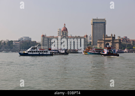 Blick auf das Taj Mahal Hotel, Gate of India, Harbour Front Bay, Schiffe ankern warten auf Einreise, Bombay, Mumbai, Indien Stockfoto