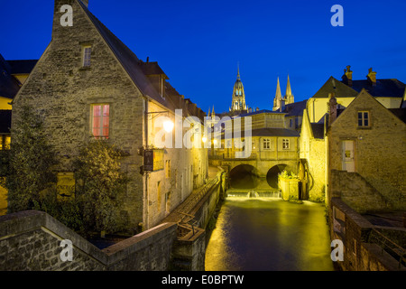 Abenddämmerung Blick auf Fluss-Wehr und mittelalterliche Stadt Bayeux, Normandie Frankreich Stockfoto