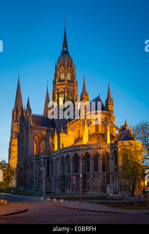 Cathédrale Notre-Dame de Bayeux in der Dämmerung, Baueux, Normandie Frankreich Stockfoto