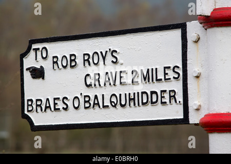 Ein Zeichen für eine der drei möglichen Grabstätten für Rob Roy, ein schottischer Held. Stockfoto