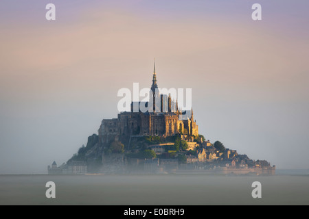 Misty Dawn in Le Mont Saint Michel, Normandie Frankreich Stockfoto