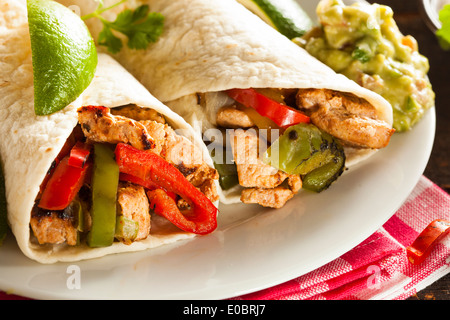 Hausgemachte Chicken Fajitas mit Gemüse und Tortillas Stockfoto