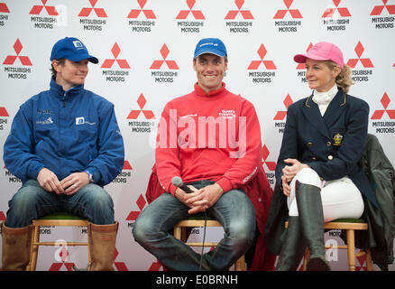 Badminton, UK. 8. Mai 2014. [L-R] Francis Whittington [GBR], Paul Tapner [AUS], Lucinda Fredericks [AUS] an der Medienkonferenz nach der Dressur-Phase am ersten Tag der 2014 Mitsubishi Motors Badminton Horse Trials. Bildnachweis: Aktion Plus Sport/Alamy Live-Nachrichten Stockfoto