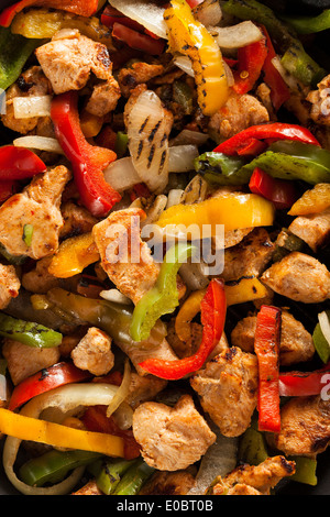 Hausgemachte Chicken Fajitas mit Gemüse und Tortillas Stockfoto