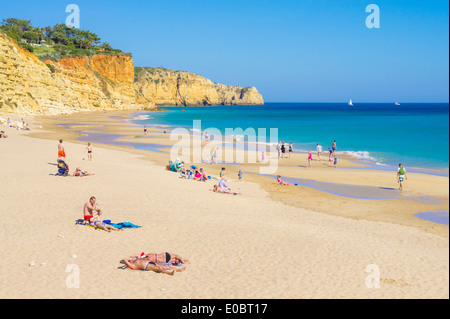 Sonnenanbeter am Praia Do Porto de Mós beach Lagos Algarve Portugal EU Europa Stockfoto