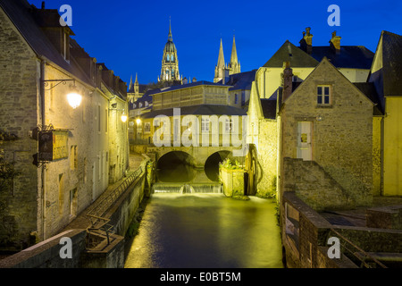 Abenddämmerung Blick auf Fluss-Wehr und mittelalterliche Stadt Bayeux, Normandie Frankreich Stockfoto