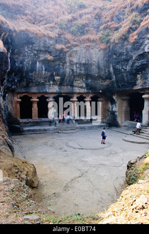 Elephanta Island, Felszeichnungen, Tempel, Schreine, viel zerstört von den Portugiesen, Kinder Schule Ausflug, Bombay, Mumbai, Indien Stockfoto