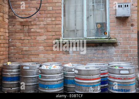 Bierfässer in Gasse. Stockfoto