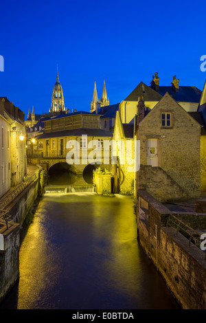 Abenddämmerung Blick auf die Mühle am Fluss Weir und mittelalterliche Stadt Bayeux, Normandie Frankreich Stockfoto