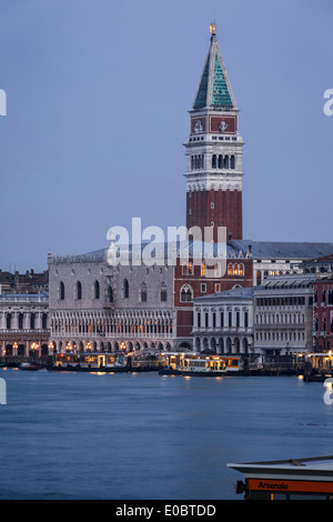 Strandpromenade von Venedig mit dem Dogenpalast und der Glockenturm von San Marco in der Morgendämmerung, Italien. Stockfoto