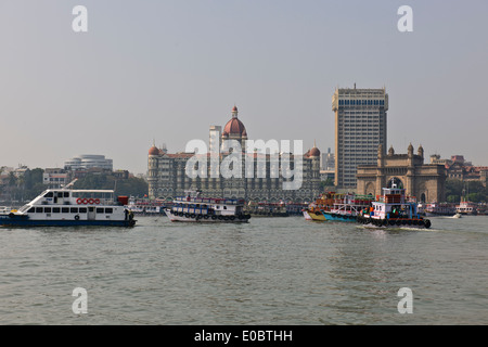 Blick auf das Taj Mahal Hotel, Gate of India, Harbour Front Bay, Schiffe ankern warten auf Einreise, Bombay, Mumbai, Indien Stockfoto