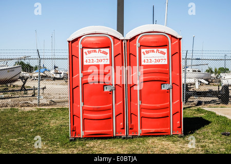 Port-a-Töpfchen außerhalb der Umzäunung einer Werft in Oklahoma City, Oklahoma, USA. Stockfoto