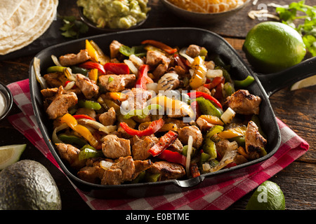 Hausgemachte Chicken Fajitas mit Gemüse und Tortillas Stockfoto