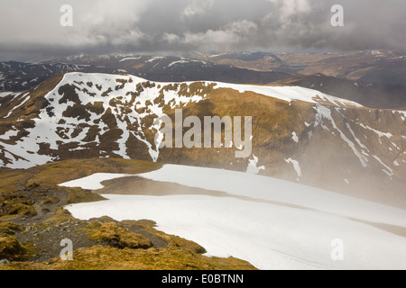 Mit Blick auf Meall Corranaich Munro auf der Seite Ben Lawers oben Loch Tay in den schottischen Highlands, UK. Stockfoto