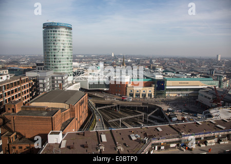 Ein Blick auf Birmingham City Centre zeigt die Rotunde, neue Straße Bahnhof auf der Bull Ring Shopping Komplex. Stockfoto