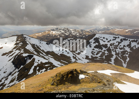 Blick in Richtung Beinn Ghlas, Meall Corranaich und Meall Nan Tarmachana, Munro auf der Seite Ben Lawers oben Loch Tay Stockfoto