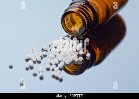 Globulis zur Behandlung von Krankheiten in die sanfte, alternative Medizin. Tabletten und Drogen Stockfoto