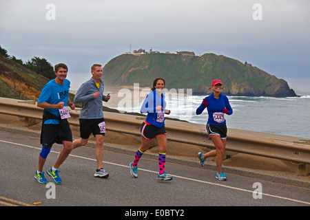 Läufer passieren den Point Sur Leuchtturm während der 2014 Big Sur Marathon - BIG SUR, Kalifornien Stockfoto