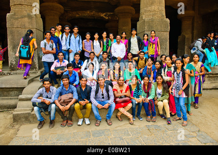 Elephanta Island, Felszeichnungen, Tempel, Schreine, viel zerstört von den Portugiesen, Kinder Schule Ausflug, Bombay, Mumbai, Indien Stockfoto