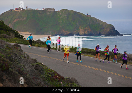 Läufer passieren den Point Sur Leuchtturm während der 2014 Big Sur Marathon - BIG SUR, Kalifornien Stockfoto