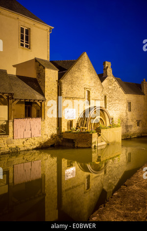 Abenddämmerung Blick auf die Mühle am Fluss Weir und mittelalterliche Stadt Bayeux, Normandie Frankreich Stockfoto