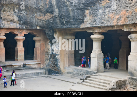 Elephanta Island, Felszeichnungen, Tempel, Schreine, viel zerstört von den Portugiesen, Kinder Schule Ausflug, Bombay, Mumbai, Indien Stockfoto