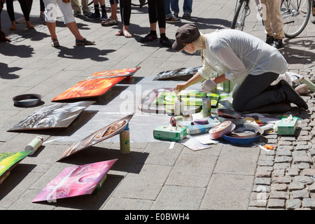 Sprühfarbe Streetart-Künstler Bilder zu malen, mit einem Zuschauer in Kopenhagen, Dänemark, Skandinavien, Europa zu verkaufen. Stockfoto