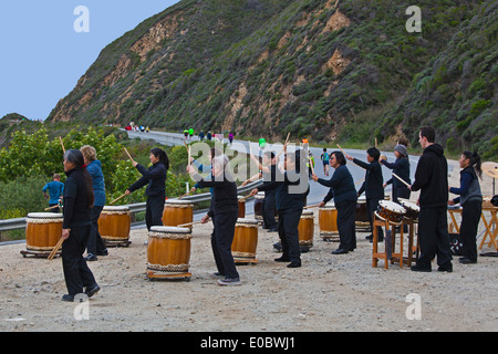 TAIKO-TROMMLER aus Watsonville unterhalten die Teilnehmer des 2014 Big Sur Marathon - BIG SUR, Kalifornien Stockfoto