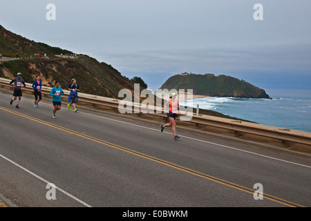 Läufer passieren den Point Sur Leuchtturm während der 2014 Big Sur Marathon - BIG SUR, Kalifornien Stockfoto