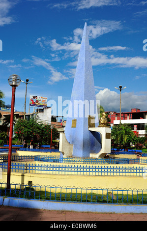 General San Martin Denkmal - Plaza de Armas in TARAPOTO. Abteilung von San Martin. Peru Stockfoto