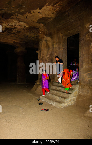 Elephanta Island, Felszeichnungen, Tempel, Schreine, viel zerstört von den Portugiesen, Kinder Schule Ausflug, Bombay, Mumbai, Indien Stockfoto