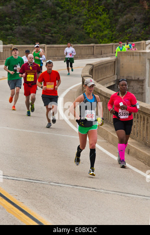 Läufer überqueren Bixby Bridge auf dem Highway 1, der auf halbem Wegpunkt des 2014 Big Sur Marathon - BIG SUR, Kalifornien Stockfoto