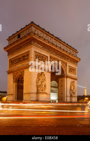 Arc de Triomphe (Eiffelturm im Hintergrund), Paris, Frankreich Stockfoto