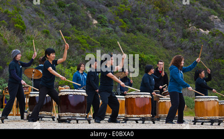 TAIKO-TROMMLER aus Watsonville unterhalten die Teilnehmer des 2014 Big Sur Marathon - BIG SUR, Kalifornien Stockfoto