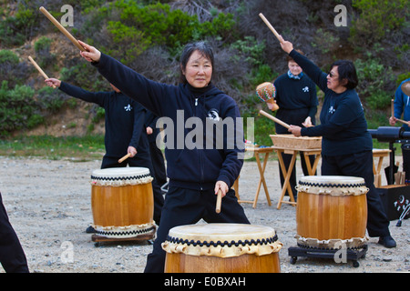 TAIKO-TROMMLER aus Watsonville unterhalten die Teilnehmer des 2014 Big Sur Marathon - BIG SUR, Kalifornien Stockfoto