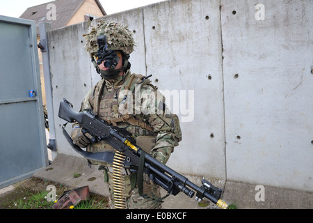 Fast jeder Soldat ist jetzt mit Nachtsicht-Kit ausgestattet. Hier haben wir die Kopf montiert monokulare Nachtsichtgeräte Stockfoto