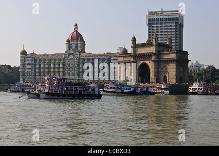 Blick auf das Taj Mahal Hotel, Gate of India, Harbour Front Bay, Schiffe ankern warten auf Einreise, Bombay, Mumbai, Indien Stockfoto